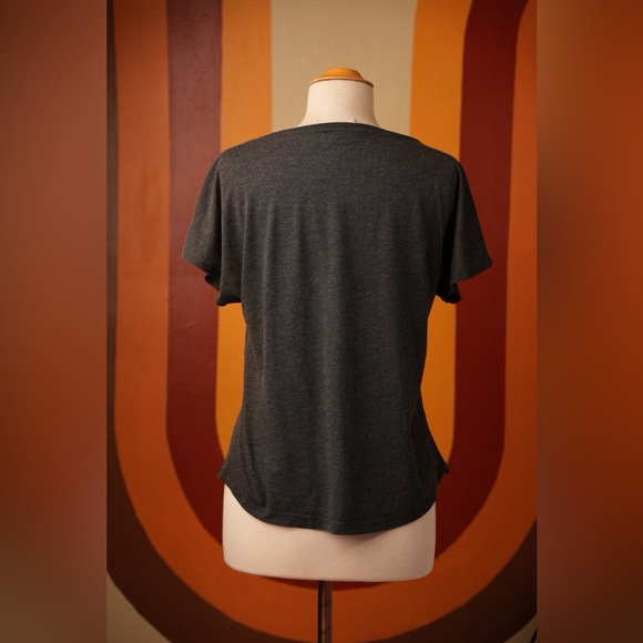 Oversized charcoal gray graphic tee shirt with key and locket skull art - Picture 4 of 4